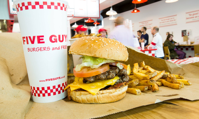 La cadena de hamburgueserías Five Guys cumple 8 años en España.