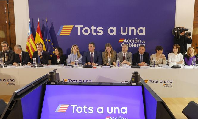 Pedro Sánchez junto a ministros preside la reunión en Valencia con alcaldes de los municipios afectados por la dana