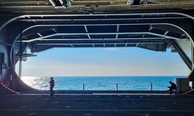 Interior del portaaviones USS George Washington durante su navegación por el Mar Argentino