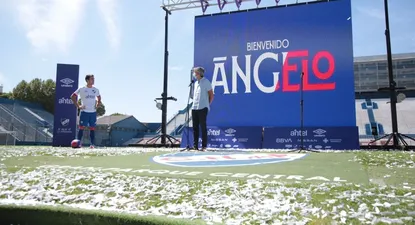 20210219 Angelo Gabrielli fue presentado este mediodía en el Gran Parque Central. Primero firmó contrato en la sede, luego recorrió el Parque y el presidente le dio la bienvenida