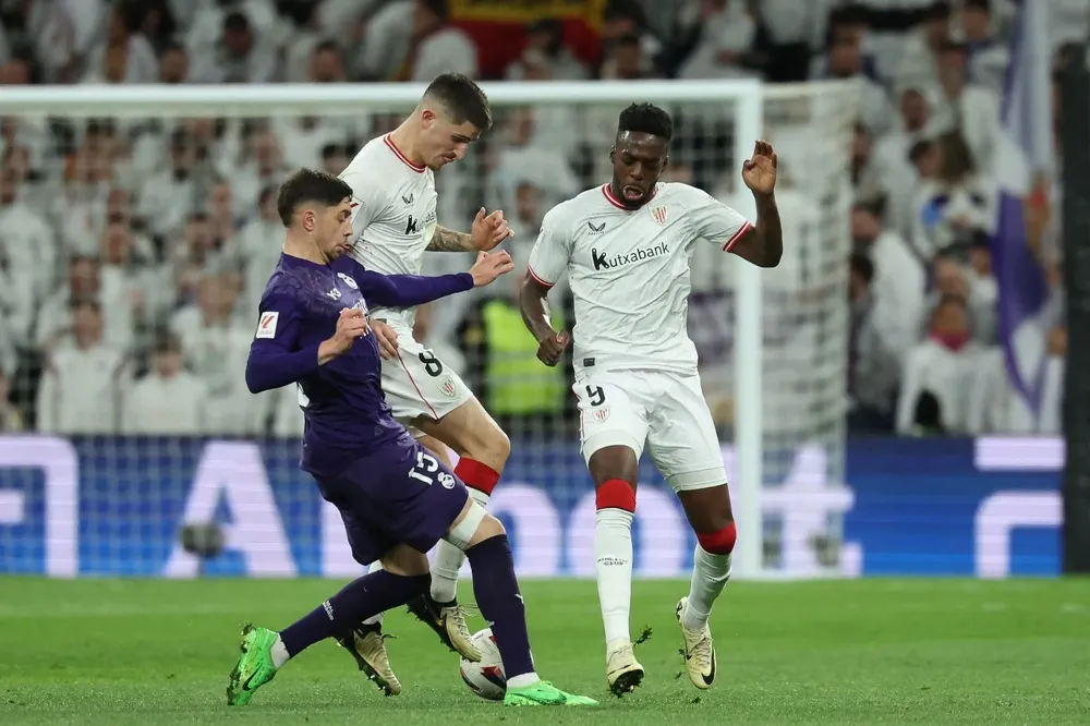 Federico Valverde pelea la pelota con Oihan Sancet e Iñaki Williams de Athletic Bilbao
