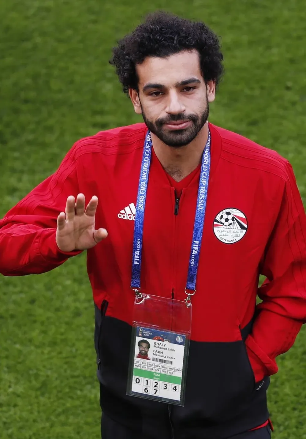 La cara de Salah lo dice todo hace instantes en el reconocimiento de la cancha