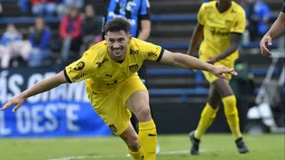 Maximiliano Silvera festeja un gol para Peñarol