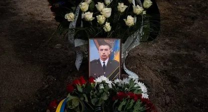 Dmytro Kotenko murió cerca de la ciudad sureña de Jersón y fue enterrado en Leópolis (Lviv en ucraniano), a salvo por ahora de las bombas.