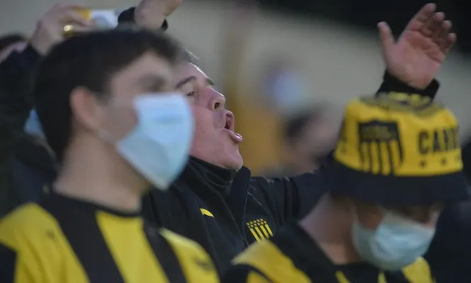 Hinchas de Peñarol en la vuelta al Campeón del Siglo