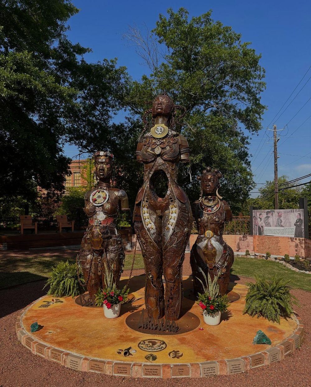Las cirujanas Anarcha, Lucy y Betsy representadas por la escultora y artista Michelle Browder en el monumento a las Madres de la Ginecología en Montgomery, Alabama.