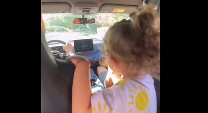 estamos todos tomados: el jugador de penarol que maneja y canta canciones tribuneras junto a su pequena hija