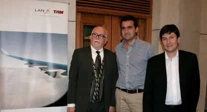 Director del Teatro Solís, Walter Bagnasco; gerente general de LATAM Airlines, Francisco Chiari y jefe de Marketing de LATAM Airlines, Ernesto Bonilla