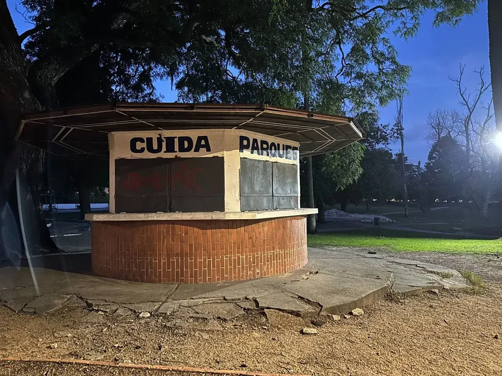 Lugar de los cuidaparques cerrado en horas de la tarde