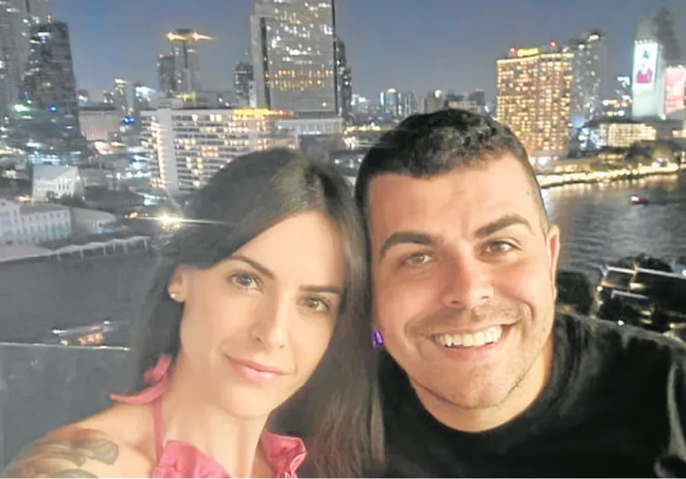 Álex y su esposa Usoa , en una foto tomada en Bangkok antes del ingreso