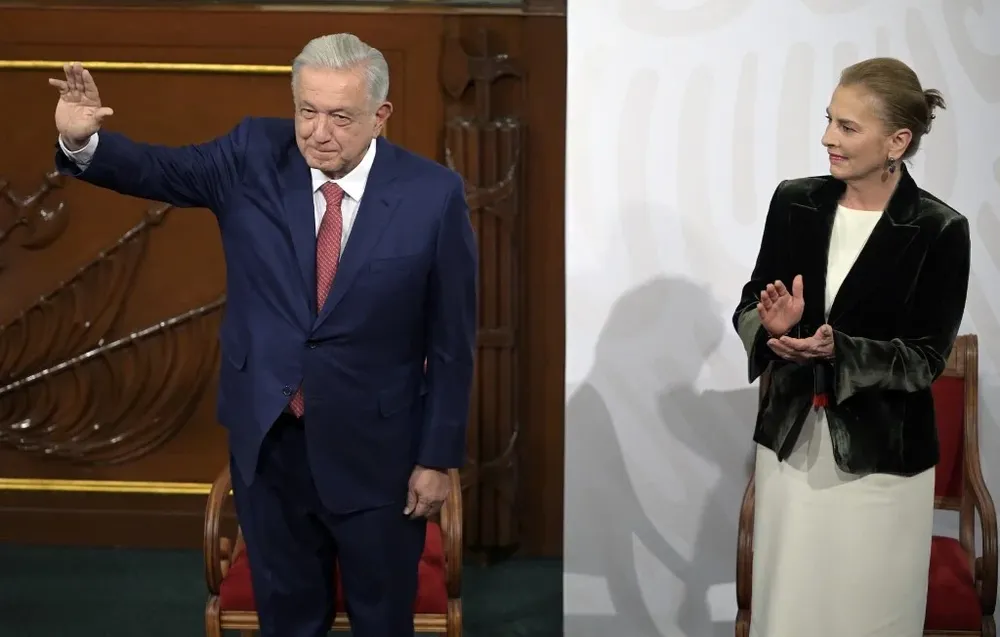 López Obrador y su esposa, Beatriz Gutiérrez, durante la presentación de su proyecto de reforma de la Constitución, uno de los hitos de su gobierno.