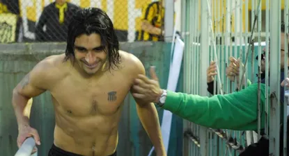 Carlos Bueno con el escudo tatuado en el corazón