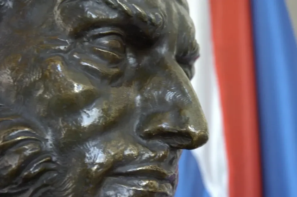 El Artigas de la Ciudadela tiene cara de militar malo, dice historiador.