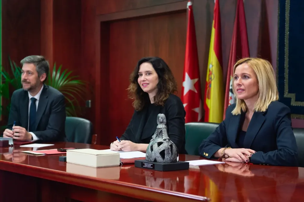 El consejero de Presidencia, Justicia y Administración Local, Miguel Ángel García; la presidenta de la Comunidad de Madrid, Isabel Díaz Ayuso, y la alcaldesa de Alcobendas, Rocío García Alcántara, durante una reunión del Consejo de Gobierno.