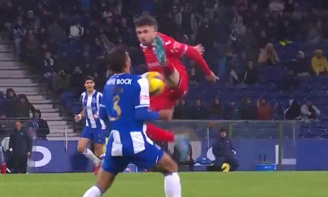 La plancha del uruguayo Martín Fernández a Thiago Silva en Portugal