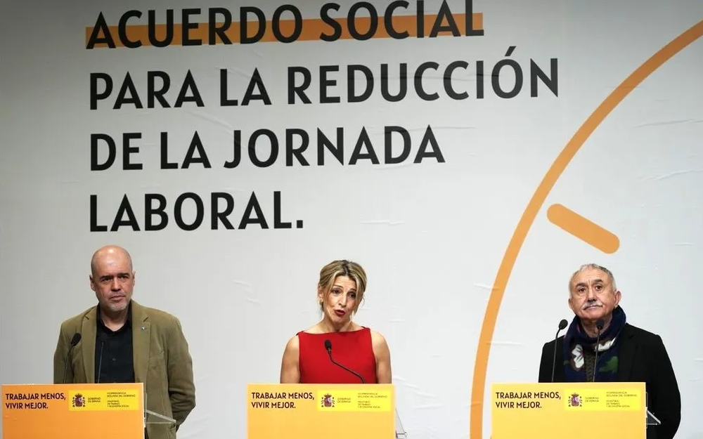 Yolanda Díaz junto a los titulares de UGT y CCOO