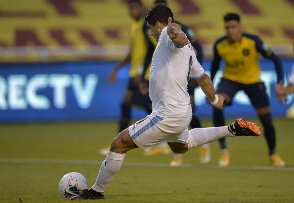 Suárez maquilló con dos penales lo que era una paliza