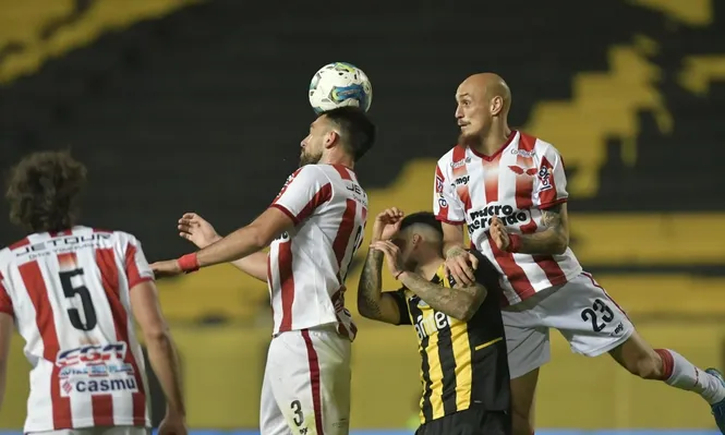 Escena del último partido entre River y Peñarol