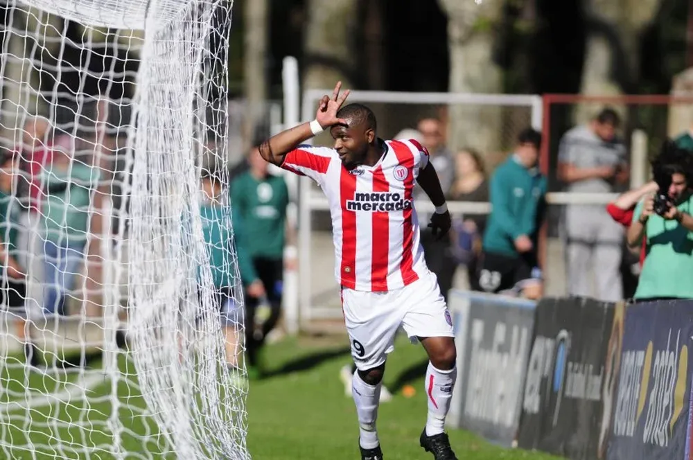 Santiago García celebra el gol de cabeza
