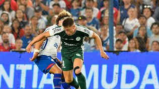 Yvo Calleros de Plaza Colonia le gana la pelota a Luciano Boggio de Nacional por el Torneo Apertura