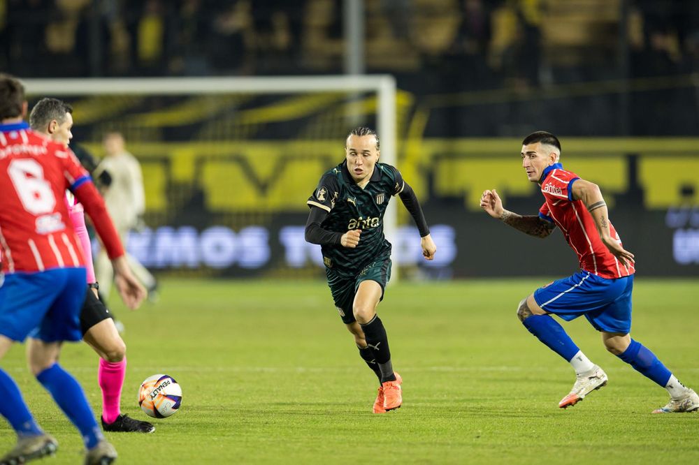 Diego Laxalt de Peñarol ante Central Español por el Torneo Intermedio