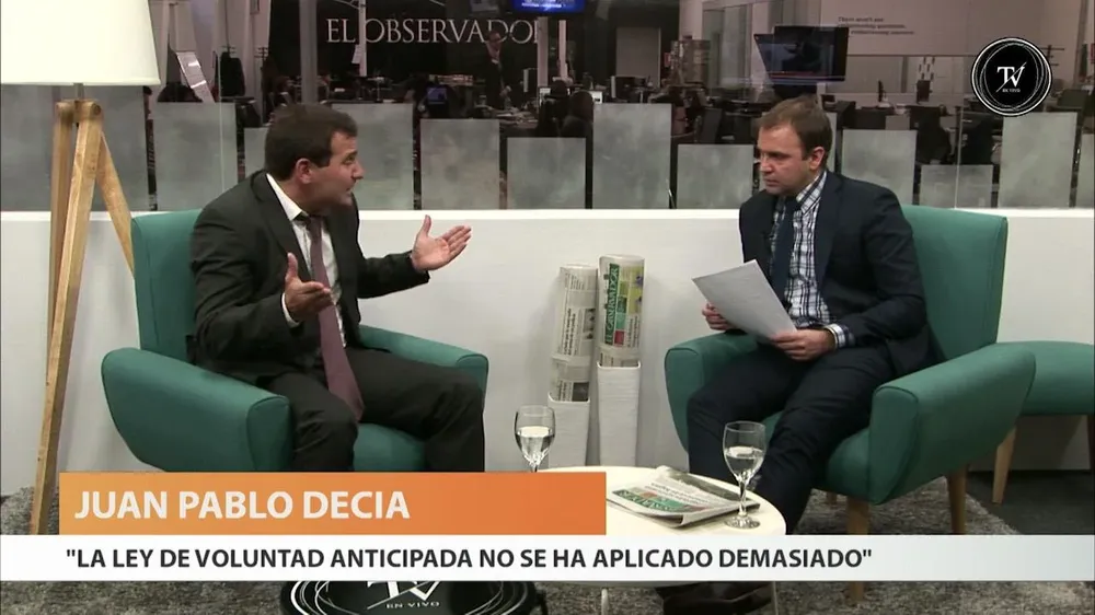 La ley de voluntad anticipada, que se aprobó en 2009 y permite a los pacientes oponerse a tratamientos médicos, ha tenido poca aplicación porque no se ha dado a conocer a los usuarios como se debió haber hecho, dijo en El Observador TV Juan Pablo Decia, asesor legal del Hospital Maciel.El abogado dijo que se trató de problemas de comunicación. En entrevista en El Observador TV, dio detalles de cómo funciona el mecanismo por el cual un paciente puede pedir que no se le realicen tratamientos que prolonguen su vida.