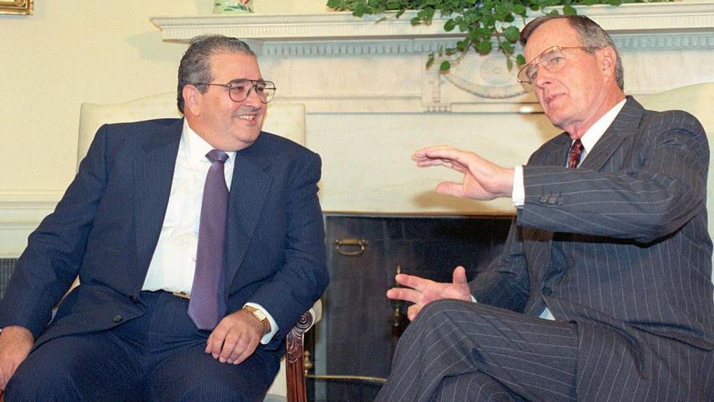 Tras el derrocamiento de Noriega, Guillermo Endara (aquí con George Bush) asumió el poder, enfrentando críticas de quienes lo consideraban un "títere" de Estados Unidos.
