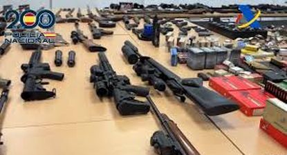 Armas incautadas en un operativo contra una red de fraudes en el secror de hidrocarburos. POLICIA NACIONAL.&nbsp;