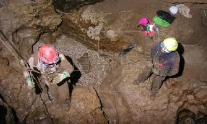 Explorador español está atrapado en una cueva desde hace más de una semana