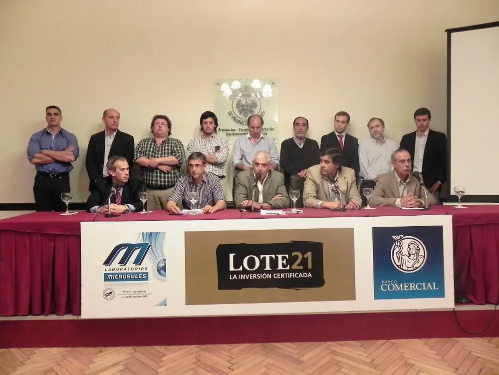 Consignatarios de Lote 21 y representante del banco Comercial en la conferencia