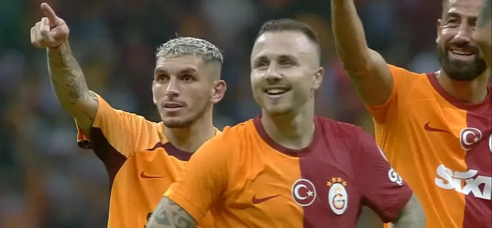 Lucas Torreira, desde la cancha, comenzó la presentación de la nueva figura de Galatasaray con la barra del club