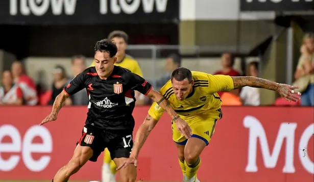 Javier Altamirano supera la marca de Cristian Lema de Boca Juniors, antes de caer al suelo y convulsionar