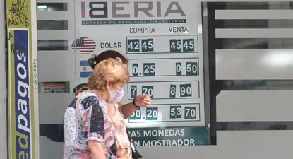 En los cambios privados la moneda se ofrecía sobre un eje de los $ 45,50 para la venta.