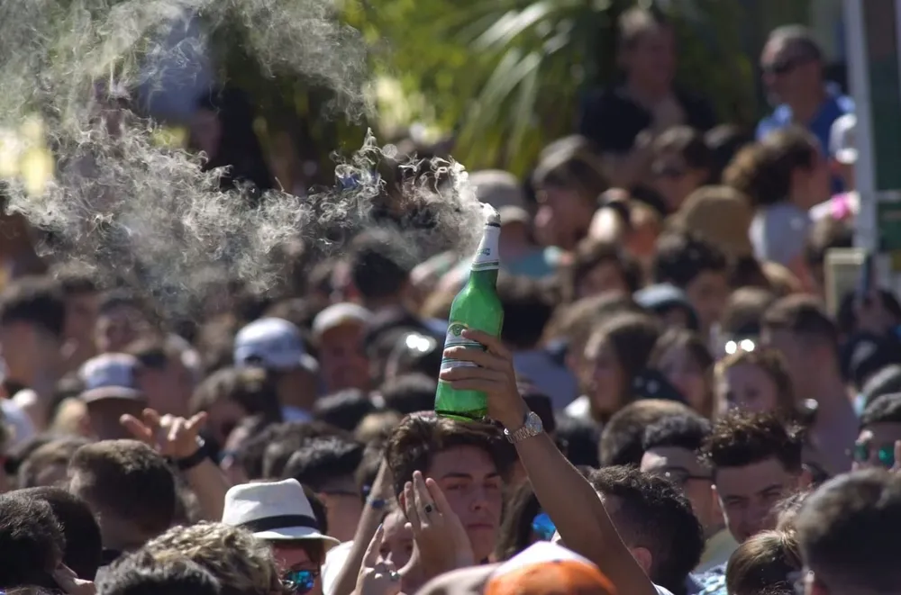 Fiesta de Navidad al mediodía. (Archivo)
