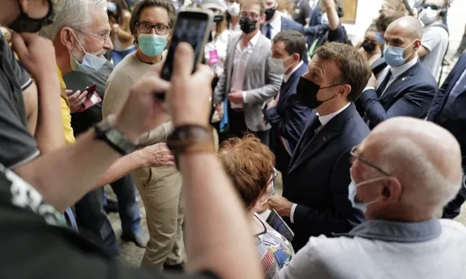 El presidente francés recibió un cachetazo en su mejilla izquierda mientras realizaba una visita por Drôme