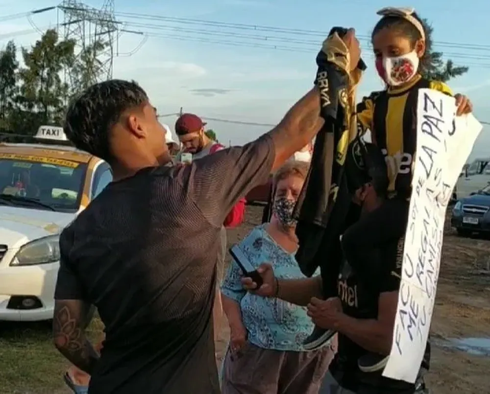 El momento en que Facundo Torres le entrega la camiseta a una niña hincha de Peñarol