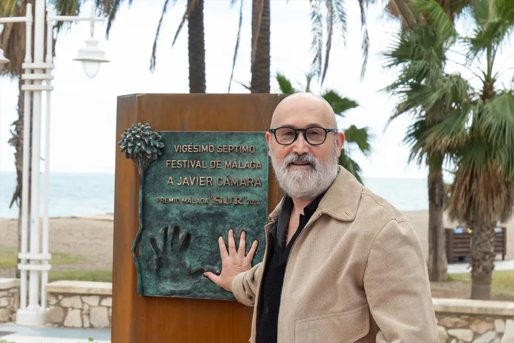 El actor Javier Cámara descubre su monolito en el paseo marítimo de Málaga en el marco del Festival