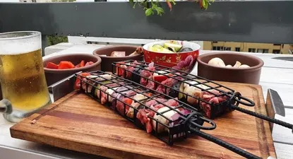  La Brochetera ingresó al mercado argentino en octubre de 2020, y en octubre de 2021 se empezó a comercializar en Uruguay