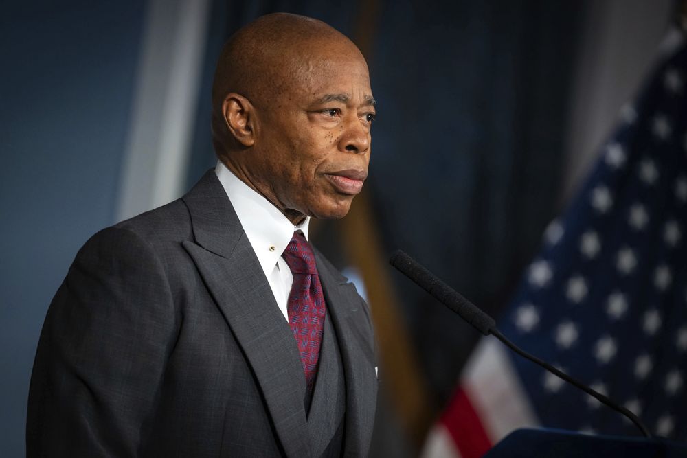 El alcalde de NY, Eric Adams, asegura que es inocente y que los cargos en su contra tienen una motivación política