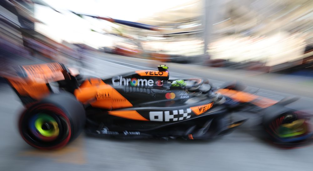 El piloto de McLaren, Lando Norris, de Gran Bretaña, sale de boxes durante la tercera sesión de práctica para el Gran Premio de Abu Dhabi de Fórmula Uno