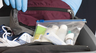 Revisión del equipaje de mano en un aeropuerto