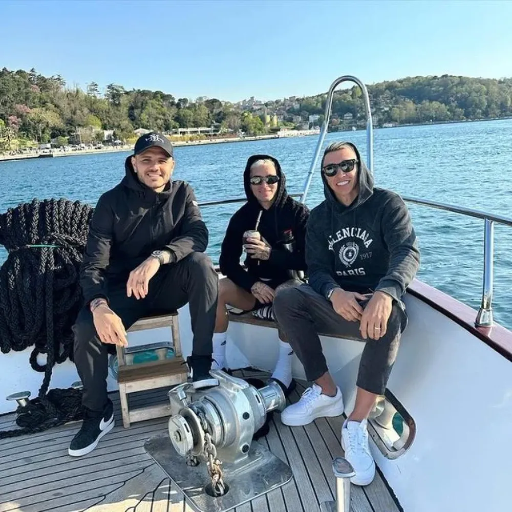 Lucas Torreira y Fernando Muslera en el yate de Mauro Icardi disfrutaron de una tarde diferente en Turquía