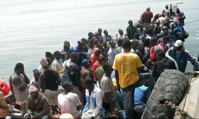 Migrantes en un cayuco llegando a Canarias