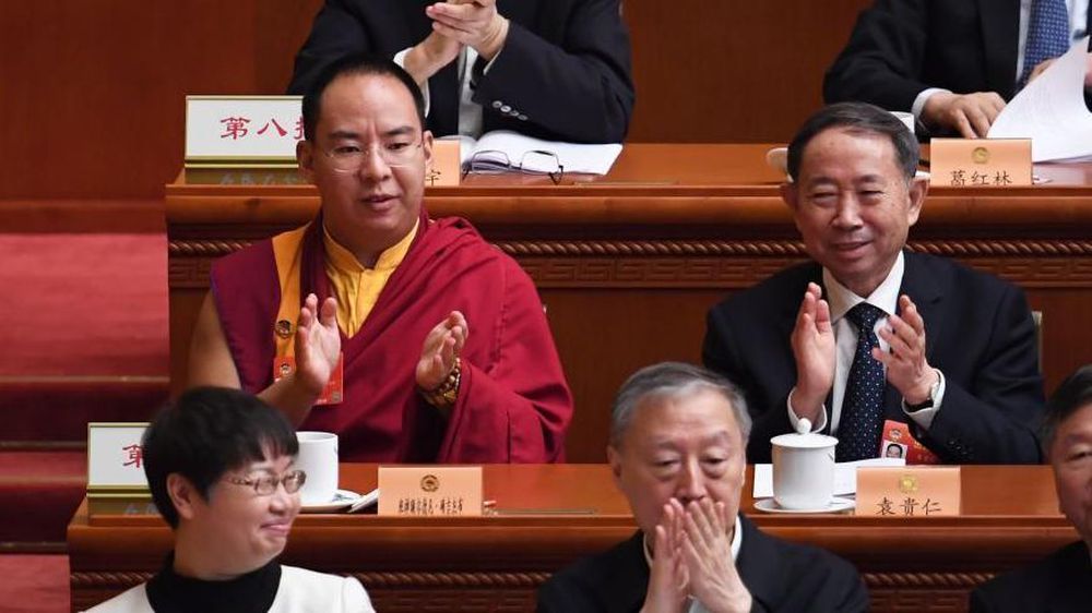 Mientras los budistas tibetanos piden la liberación del Panchen Lama elegido por el Dalai Lama, el Panchen Lama designado por Pekín participa en eventos políticos del partido único chino, como se ve en esta imagen.