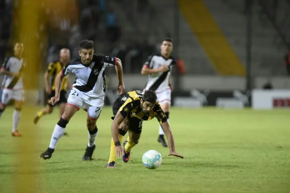 Zarfino y Petryk corren tras el balón