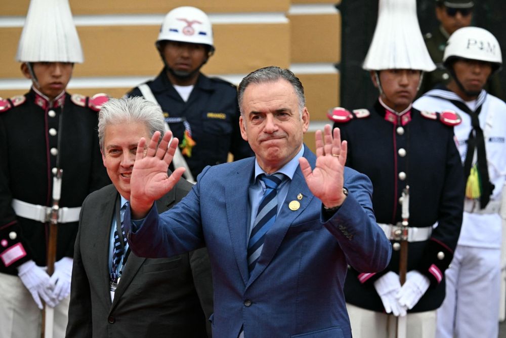 20251108 El presidente de Uruguay, Yamandú Orsi, llega a la asunción del nuevo mandatario de Bolivia, Rodrigo Paz