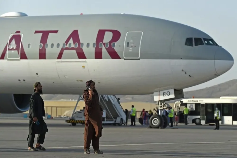 Talibanes hacen guardia en el aeropuerto de Kabul