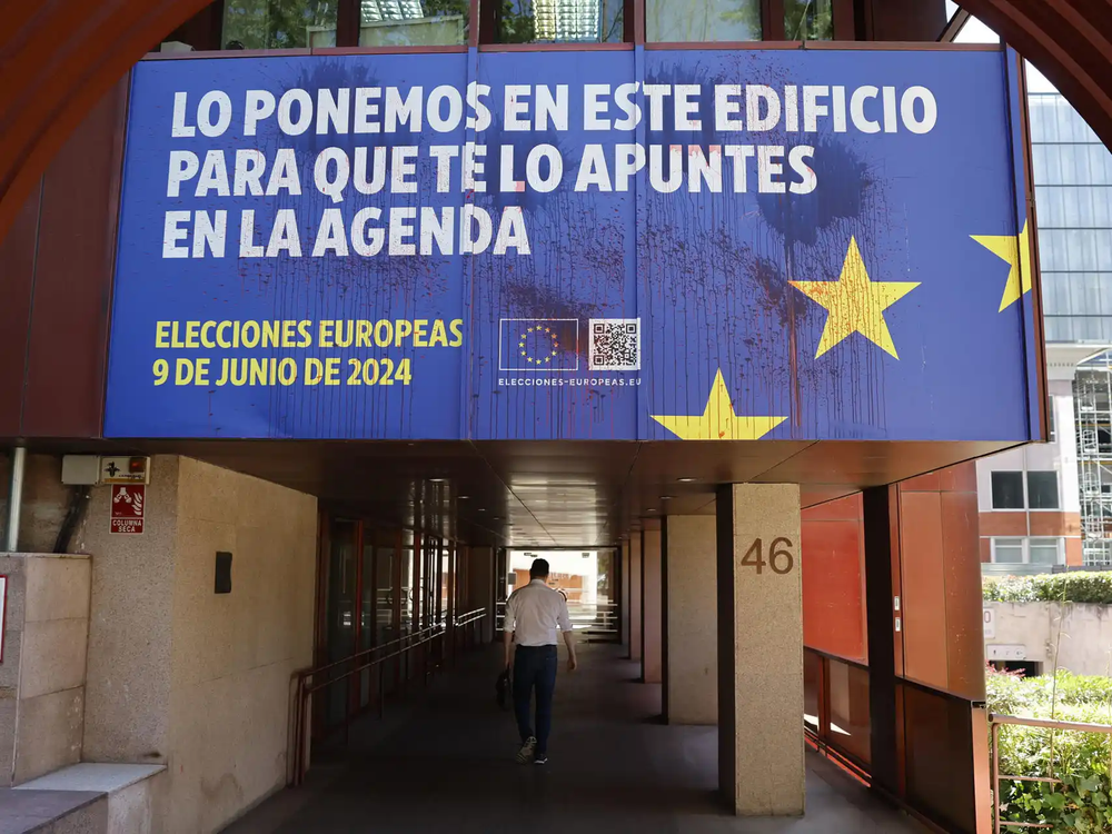 Enrtada a la sede madrileña del Parlamento Europeo manchada con pintura roja
