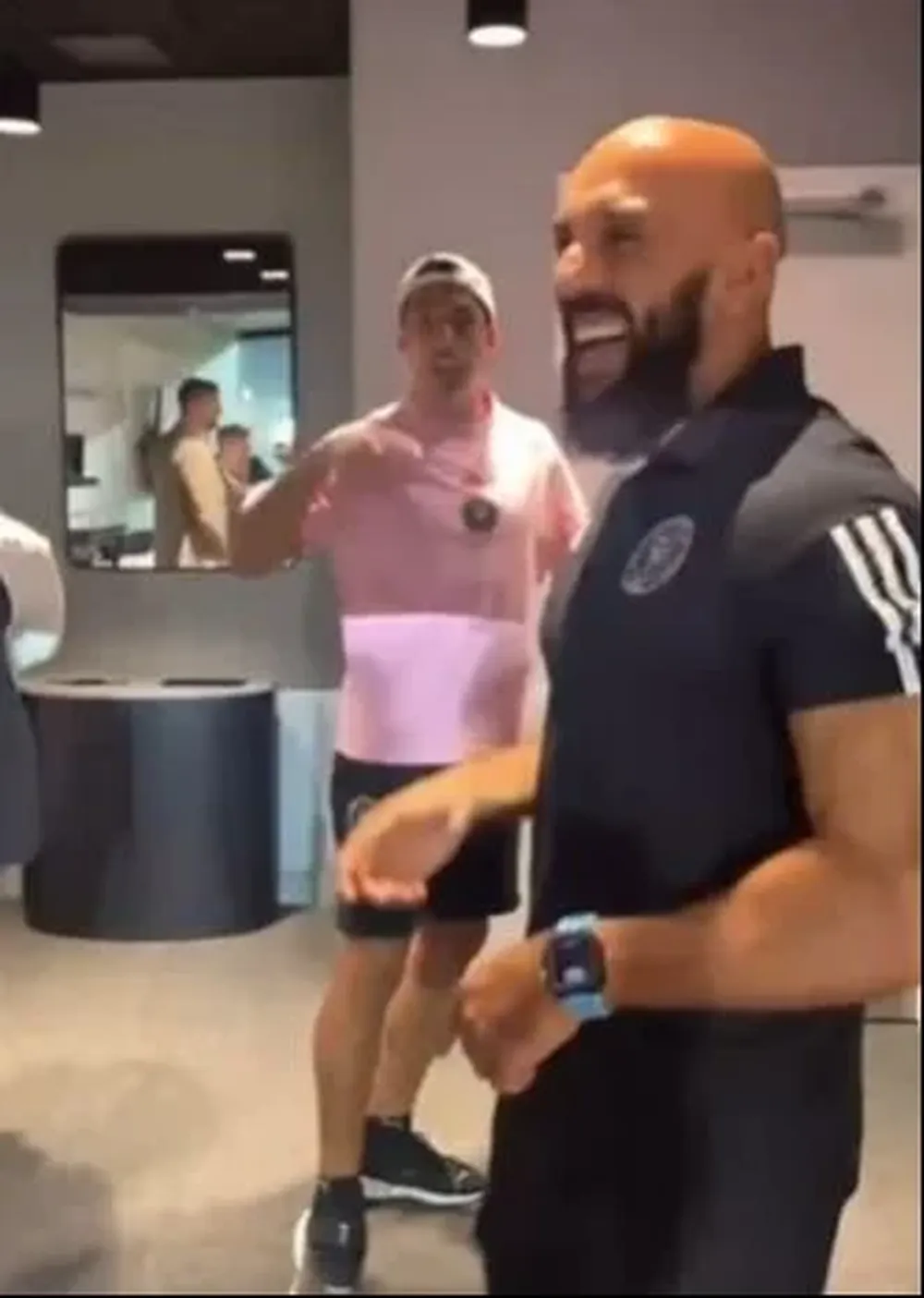 Luis Suárez y Yassine Cheuko