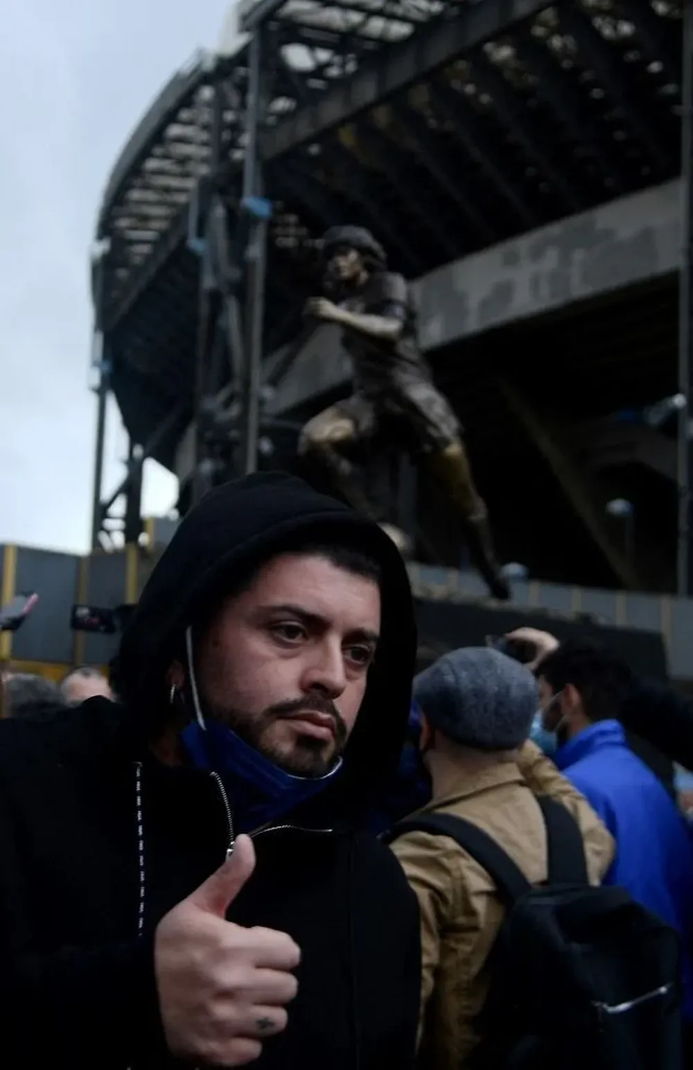 Diego Maradona Jr. y su familia en la inauguración de la estatua